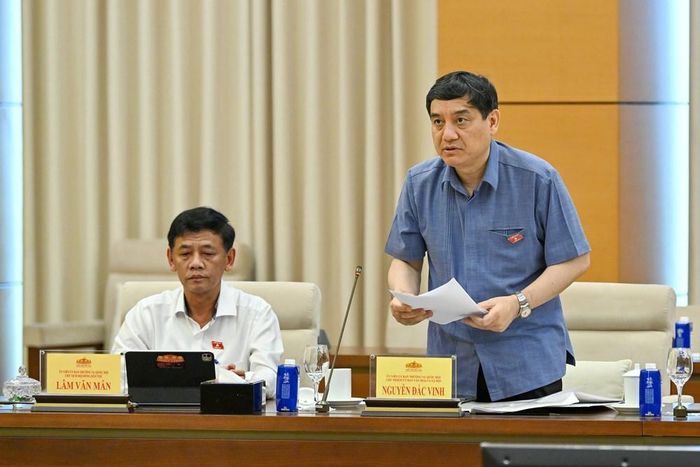 Chủ nhiệm Ủy ban Văn hóa và Xã hội của Quốc hội Nguyễn Đắc Vinh trình bày tóm tắt báo cáo thẩm tra sơ bộ
