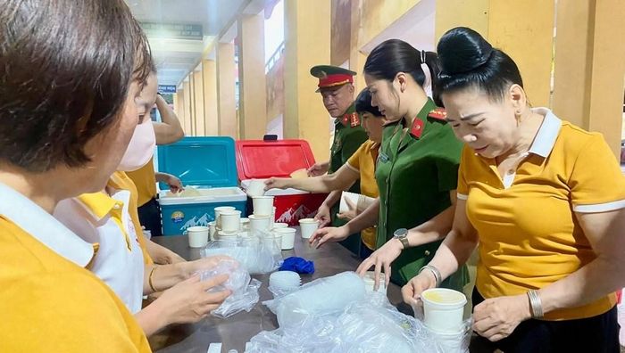 Các tình nguyện viên cùng cán bộ, chiến sĩ chia từng suất cháo để trao tới bệnh nhân