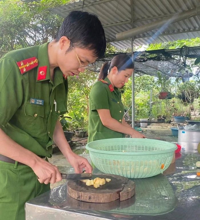 Cán bộ, chiến sĩ trực tiếp sơ chế nguyên liệu để chuẩn bị các suất cháo miễn phí