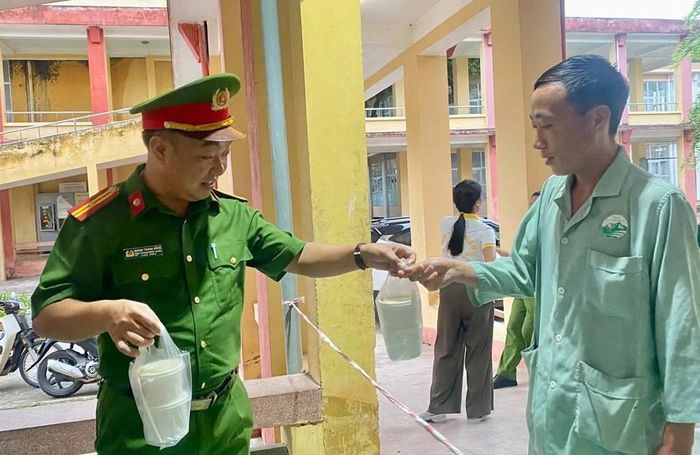 Những suất cháo nóng được cán bộ, chiến sĩ trao tận tay người bệnh