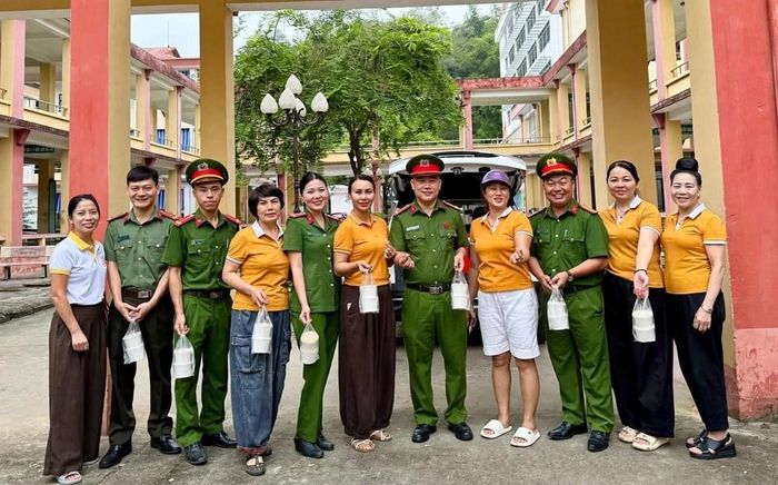 Đoàn Thanh niên Công an xã Văn Chấn phối hợp cùng Quỹ từ thiện Nhân Tâm Đức tổ chức chương trình cháo nghĩa tình