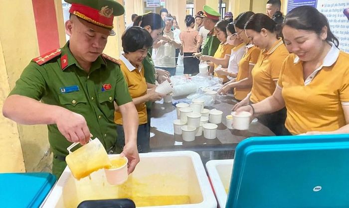 Các tình nguyện viên cùng cán bộ, chiến sĩ chia từng suất cháo để trao tới bệnh nhân