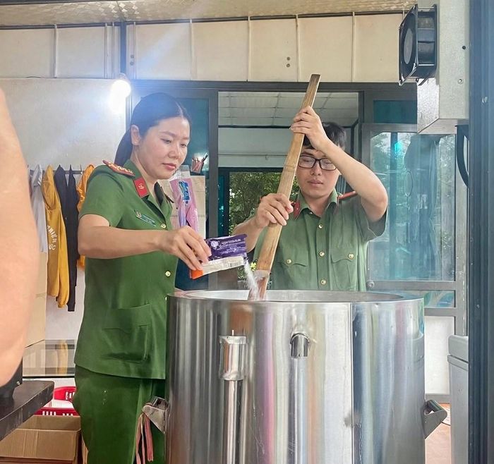 Cán bộ, chiến sĩ trực tiếp nấu cháo để trao tặng bệnh nhân có hoàn cảnh khó khăn