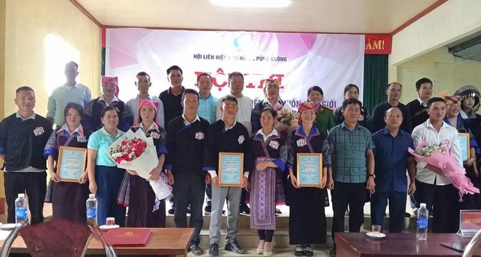 Kết thúc hội thi, Ban Tổ chức trao các giải Nhất, Nhì, Ba và Khuyến khích cho những đội có thành tích xuất sắc