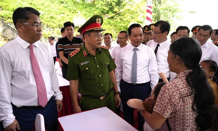 Thứ trưởng Bộ Công an Nguyễn Văn Long và Bí thư Tỉnh ủy Cao Bằng Phan Thăng An cùng các đại biểu động viên phụ huynh và học sinh tại Cơ sở giáo dục trẻ khuyết tật