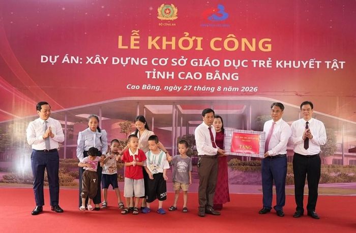 Bí thư Tỉnh ủy Cao Bằng Phan Thăng An và các đồng chí Thường trực Tỉnh ủy tặng quà cán bộ, giáo viên và học sinh Cơ sở giáo dục trẻ khuyết tật