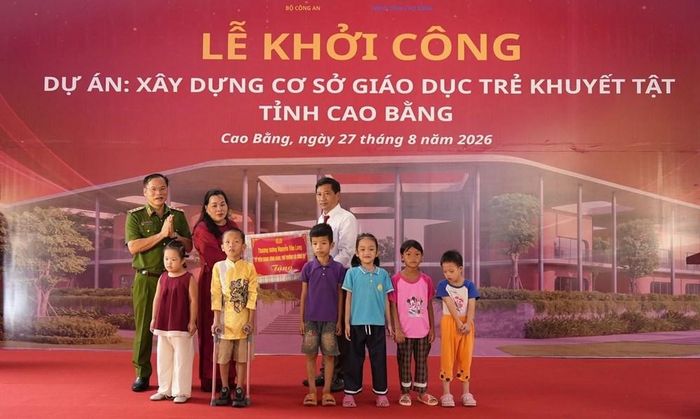 Thứ trưởng Bộ Công an Nguyễn Văn Long tặng quà cán bộ, giáo viên và học sinh Cơ sở giáo dục trẻ khuyết tật