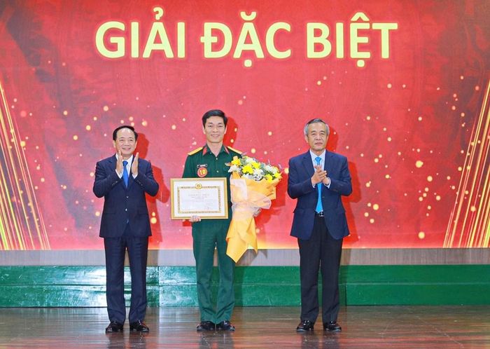 Ủy viên Bộ Chính trị, Bí thư Trung ương Đảng, Trưởng Ban Tuyên giáo Trung ương Trịnh Văn Quyết và Bí thư Tỉnh ủy Thanh Hóa Lê Đức Thái trao Giải đặc biệt, tặng hoa chúc mừng báo cáo viên Trịnh Xuân Việt, Viện trưởng Viện Khoa học Xã hội và Nhân văn Quân sự thuộc Học viện Chính trị, Bộ Quốc phòng
