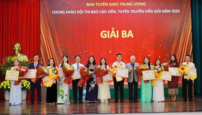 Ban Tổ chức trao các giải Nhất, Nhì, Ba cho những thí sinh có thành tích xuất sắc tại Chung khảo toàn quốc
