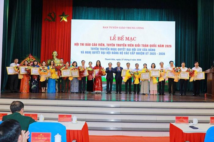 Trưởng Ban Tuyên giáo Trung ương Trịnh Văn Quyết và Bí thư Tỉnh ủy Thanh Hóa Lê Đức Thái trao Bằng khen của Ban Tuyên giáo Trung ương cho các đơn vị có thành tích xuất sắc tại Hội thi