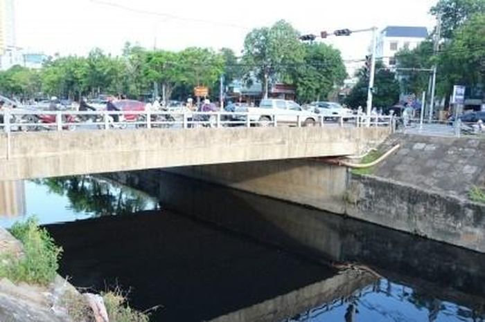 Dọc Kênh Bắc là khu dân cư đông đúc, chung cư, bệnh viện và nhiều công trình đô thị