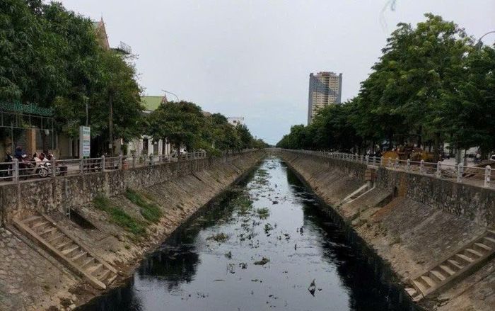 Tại nhiều vị trí, nước trong kênh chuyển màu đen, nổi váng, sủi bọt và bốc mùi hôi