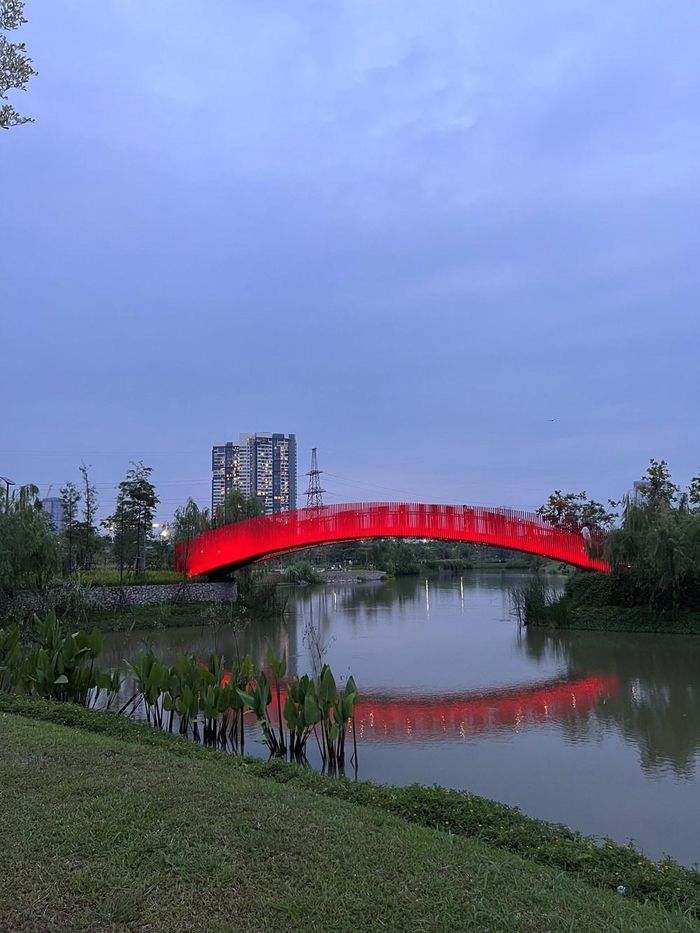 Một mặt phẳng kiến trúc, một hàng cây, quảng trường hay mặt nước, khi được lập trình ánh sáng và kết hợp hình ảnh, âm nhạc, có thể trở thành một không gian trình diễn. Ảnh: Tuấn Đông