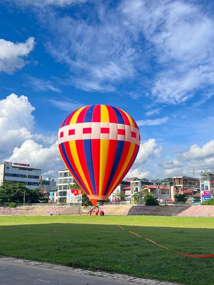 Hoạt động khinh khí cầu tại Sân vận động tỉnh Điện Biên được kỳ vọng tạo thêm sức hút cho Festival Dân vũ quốc tế 2026