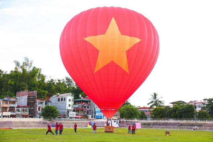 Hoạt động khinh khí cầu mang đến thêm một cách khám phá Điện Biên mới mẻ, khác biệt cho du khách dịp Quốc khánh 2.9