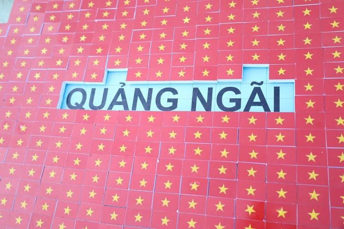 Từng lá cờ đỏ sao vàng được đặt vào vị trí theo sơ đồ đã chuẩn bị