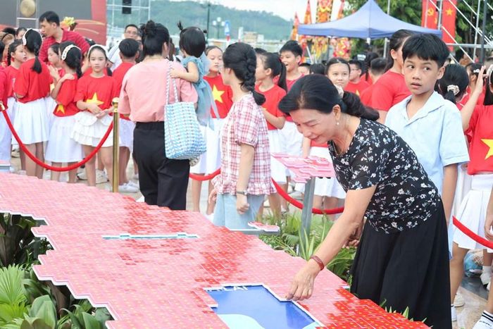 Mỗi bàn tay chung sức góp phần hoàn thiện mô hình bản đồ Việt Nam
