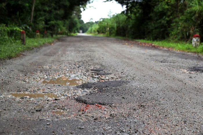 Mặt đường Quốc lộ 14C đoạn qua xã Mô Rai xuất hiện nhiều vị trí hư hỏng