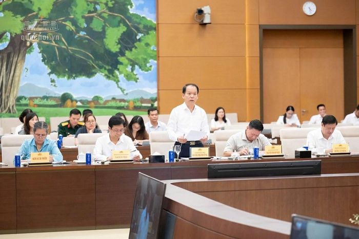 Bộ trưởng Bộ Tư pháp Hoàng Thanh Tùng trình bày tờ trình