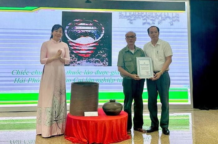 Tiếp nhận và trao chứng nhận đối với những tư liệu, hiện vật được hiến tặng tại chương trình