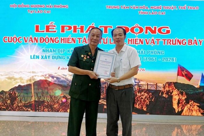 Trao chứng nhận cho cá nhân tham gia hiến tặng tư liệu, hiện vật