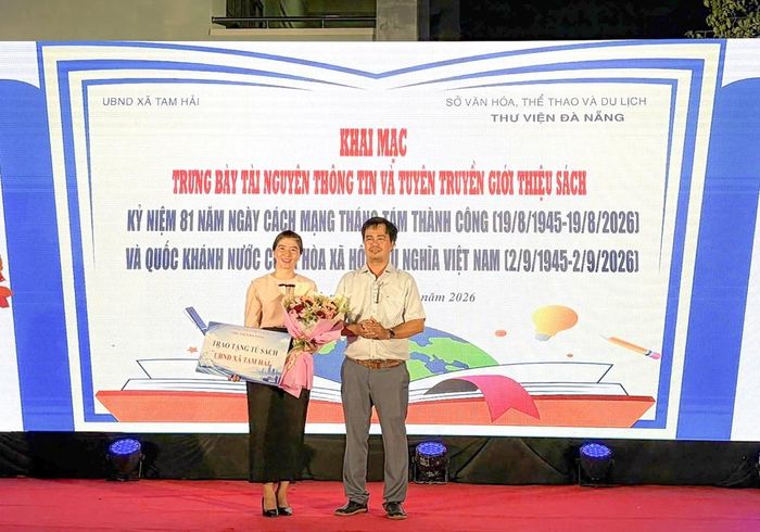Trao tặng tủ sách cho UBND xã Tam Hải