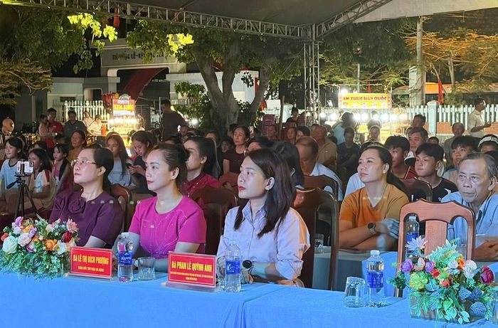 Các đại biểu cùng đông đảo người dân tham dự lễ khai mạc