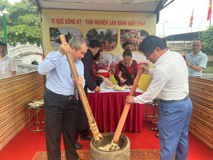 Các đại biểu trải nghiệm nghề truyền thống phường Đồng Kỵ