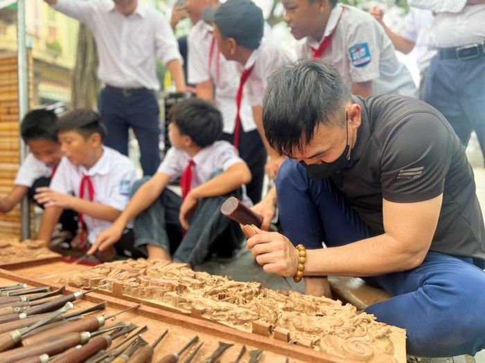 Các em học sinh tìm hiểu về nghề truyền thống của cha ông