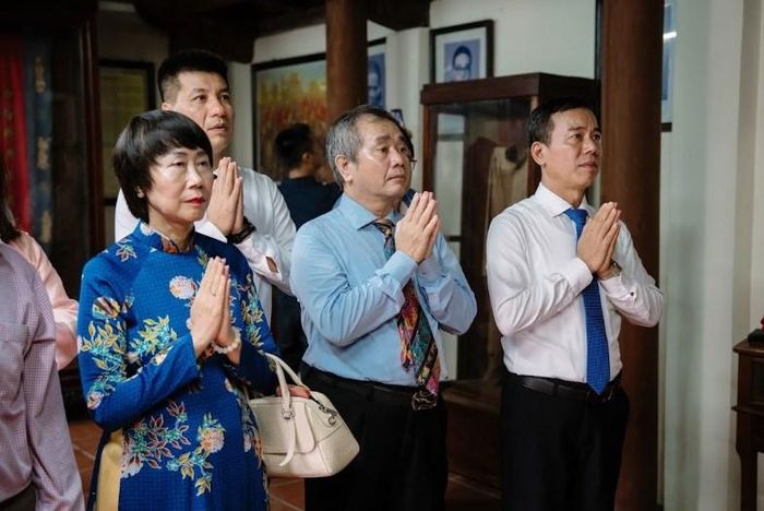 Các đại biểu thắp hương tưởng niệm cố Tổng Bí thư Trường Chinh