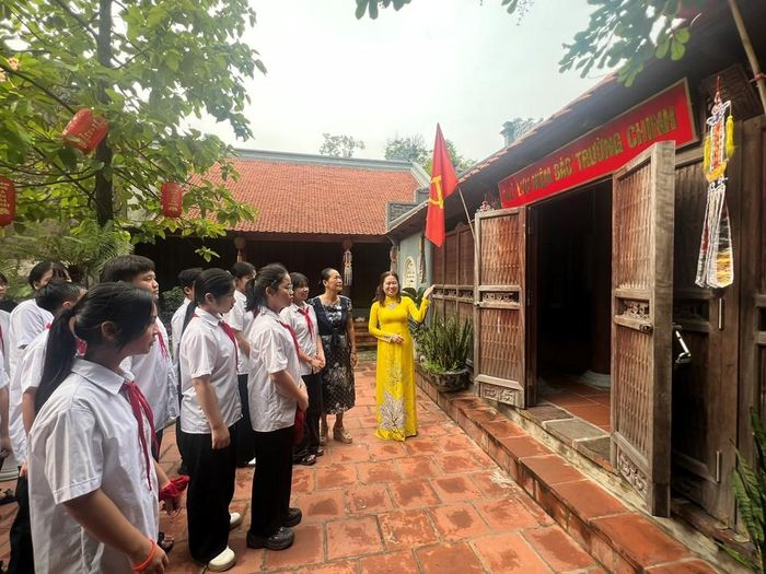 Học sinh tham quan nhà lưu niệm cố Tổng Bí thư Trường Chinh