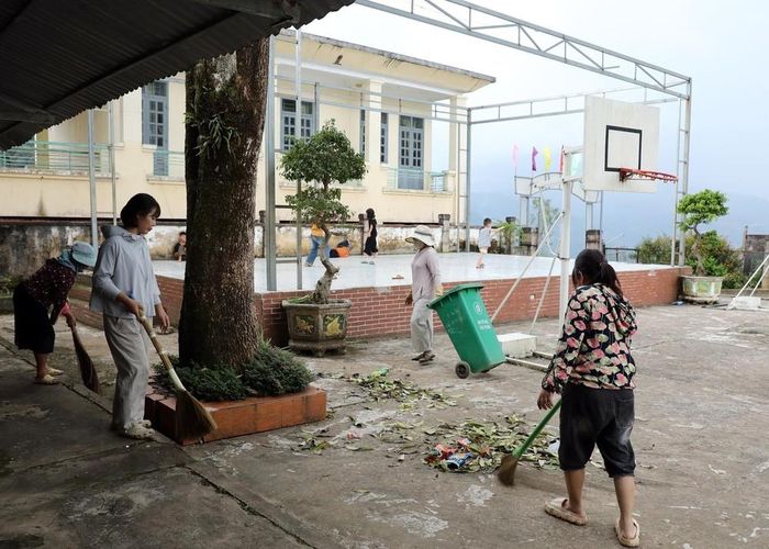Cán bộ giáo viên Trường Phổ thông Dân tộc Bán trú Tiểu học và Trung học cơ sở Thu Lũm vệ sinh khuôn viên nhà trường chuẩn bị cho năm học mới. Ảnh: Quý Trung - TTXVN