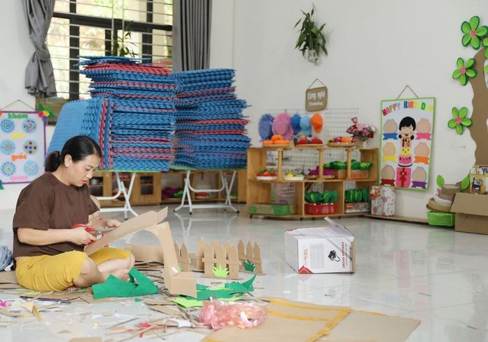 Giáo viên Trường Mầm non Thu Lũm tự làm đồ chơ choi học sinh chuẩn bị cho năm học mới. Ảnh: Quý Trung - TTXVN
