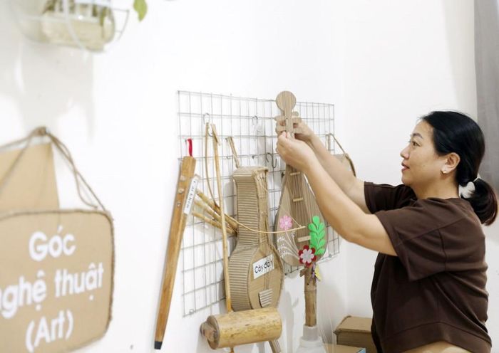 Giáo viên Trường Mầm non Thu Lũm chỉnh trang lại phòng lớp học chuẩn bị cho năm học mới. Ảnh: Quý Trung - TTXVN