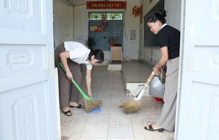 Cán bộ giáo viên Trường Phổ thông Dân tộc Bán trú Tiểu học và Trung học cơ sở Thu Lũm vệ sinh lớp học chuẩn bị cho năm học mới. Ảnh: Quý Trung - TTXVN