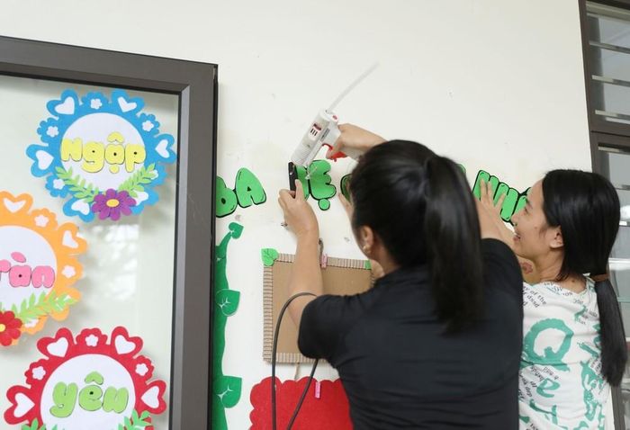 Giáo viên Trường Mầm non Thu Lũm chỉnh trang lại phòng lớp học chuẩn bị cho năm học mới. Ảnh: Quý Trung - TTXVN