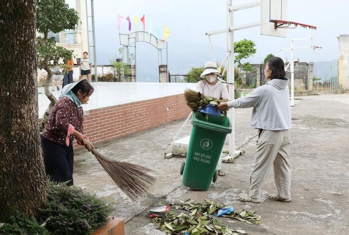 Cán bộ giáo viên Trường Phổ thông Dân tộc Bán trú Tiểu học và Trung học cơ sở Thu Lũm vệ sinh khuôn viên nhà trường chuẩn bị cho năm học mới. Ảnh: Quý Trung - TTXVN