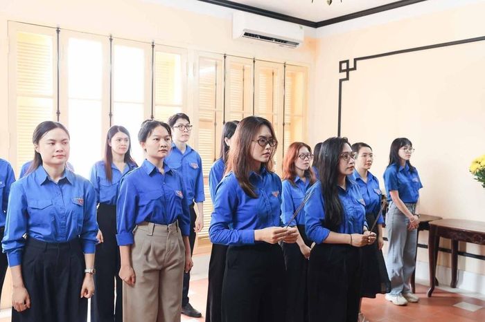 Đoàn viên Chi đoàn Văn phòng Cơ quan Ủy ban Trung ương Mặt trận Tổ quốc Việt Nam và Chi đoàn Ban Dân chủ, Giám sát và Phản biện xã hội thành kính tưởng niệm Chủ tịch Hồ Chí Minh trong chuyến tham quan, tìm hiểu Di tích lịch sử 48 Hàng Ngang. Ảnh: Phạm Tuấn Anh - TTXVN