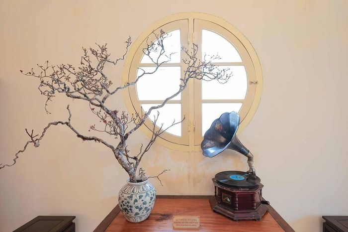 Những hiện vật và đồ trang trí của gia đình ông Trịnh Văn Bô và bà Hoàng Thị Minh Hồ được lưu giữ tại Di tích 48 Hàng Ngang (trước đây là tư gia của gia đình đã hiến tặng cho Nhà nước). Ảnh: Phạm Tuấn Anh - TTXVN