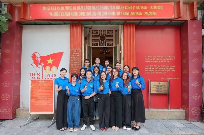 Đoàn viên Chi đoàn Văn phòng Cơ quan Ủy ban Trung ương MTTQ Việt Nam và Chi đoàn Ban Dân chủ, Giám sát và Phản biện xã hội chụp ảnh lưu niệm trước Di tích lịch sử 48 Hàng Ngang sau chuyến tham quan, tìm hiểu về những dấu mốc lịch sử gắn với Chủ tịch Hồ Chí Minh và bản Tuyên ngôn Độc lập. Ảnh: Phạm Tuấn Anh - TTXVN