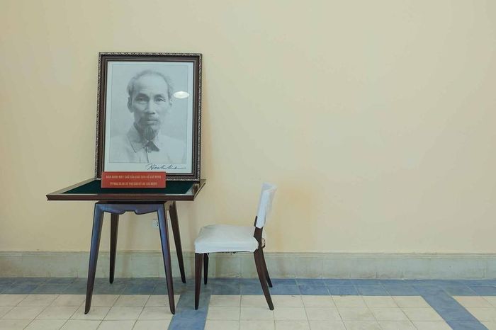Góc bàn nơi Chủ tịch Hồ Chí Minh ngồi đánh máy chữ tại di tích 48 Hàng Ngang. Ảnh: Phạm Tuấn Anh - TTXVN