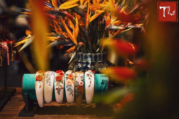 Sản phẩm ứng dụng từ nghệ thuật thêu truyền thống. Ảnh: Thơ Heritage House