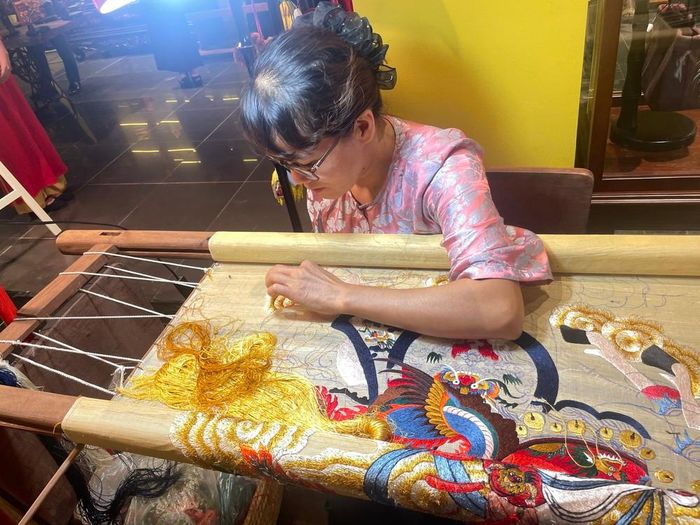 Nghệ nhân thêu thực hành tại Không gian nghệ thuật thủ công đương đại tại số 61 Tràng Tiền