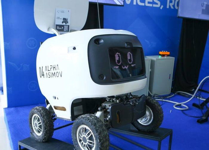 Robot giao hàng tự động. Ảnh: Công Luật - TTXVN
