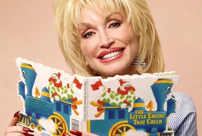 Có một biệt danh mà Parton đặc biệt yêu thích: "Book Lady". Ảnh; Internet