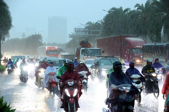 Mưa lớn vào đúng giờ cao điểm khiến các phương tiện tham gia giao thông khó khăn. Ảnh: Văn Điệp - TTXVN
