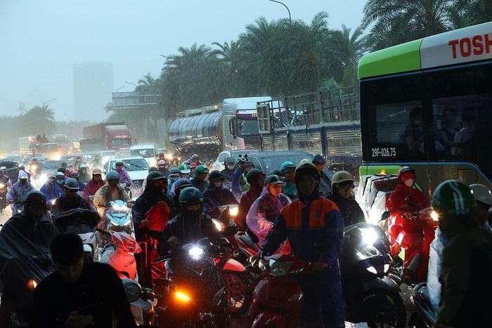 Mưa lớn gây ùn tắc cục bộ trên đường Lê Quang Đạo. Ảnh: Văn Điệp - TTXVN