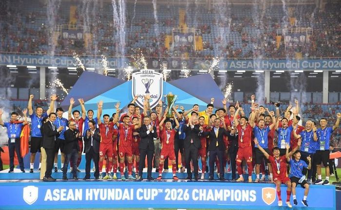 Lần đầu tiên Đội tuyển Việt Nam bảo vệ danh hiệu vô địch ASEAN Cup - chức vô địch thứ tư của Những chú Rồng Vàng - Đoàn quân áo đỏ tại giải bóng đá Đông Nam Á.