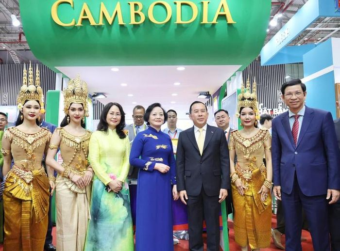 Phó Thủ tướng Phạm Thị Thanh Trà tham quan các gian hàng tại ITE HCMC 2026 - Ảnh: chinhphu.vn/Thu Giang