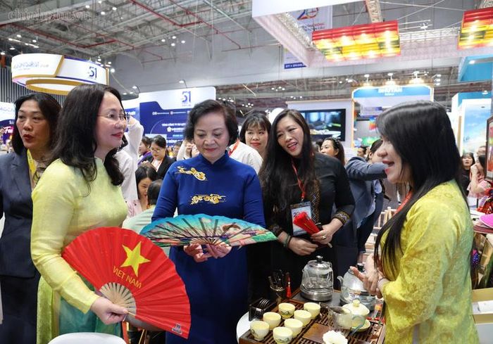 Phó Thủ tướng Phạm Thị Thanh Trà tham quan các gian hàng tại ITE HCMC 2026 - Ảnh: chinhphu.vn/Thu Giang